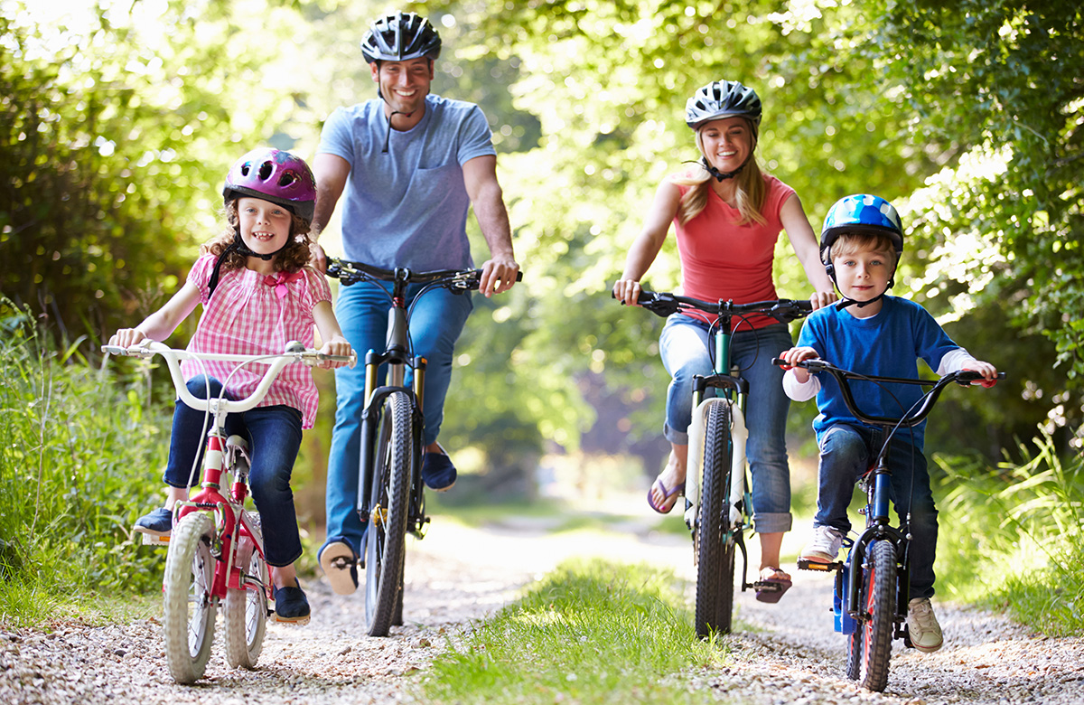 Lightweight EPS expanded polystyrene cycling helmets offer full protection